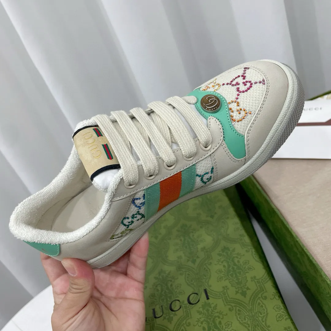 Factory price: 580💰 GUCCI Gucci's newly upgraded back cover lining, top-notch old dirty shoes, classic casual sports shoes for couples, retro sneakers and old G family dirty shoes, updated at the counter simultaneously! ①The shoe upper has the same water-based edge coating process as the original version⚠️The ordinary oil edges on the market have a strong glue feel and are easy to fall off! Grade A first-layer nubuck leather (with pores)/matching computer embroidered double G cloth, high-density terry velvet lining. ② A PVC transparent small round mark sealing line is added to the details of the midsole. The mold is opened six times and the jewelry craftsmanship is used to customize the two-color double G buckle, striving to be the same as the original version. A pair of buttons is more than three times more expensive than ordinary buckles on the market. ③An old two-color washable label, the chip is placed on the outer waist of the right foot, the entire shoe is completely hollowed out with rubber technology, TUP material (rubber to distinguish the market) with the latest green packaging from the counter, 3D printed handbag, and a pair of shoelaces. There is no pressure when entering and exiting the counter. You can buy a 1:1 accurate replica of the original version and modify and upgrade it repeatedly. The details are perfectly restored, the materials are all customized, and they are truly top-notch. Please look at the details clearly to identify the quality. Upper: First-layer frosted cowhide/embroidered double G cloth. Lining: original high-density velvet lining. Foot pads: original pearlescent sheepskin. Outsole: private molded vacuum TPU material. Packaging: original top-grade full set packaging at the counter. Shoe size: women's size 35-40, men's size 39-44 (men's size 38, 45🉑️customized, non-returnable)